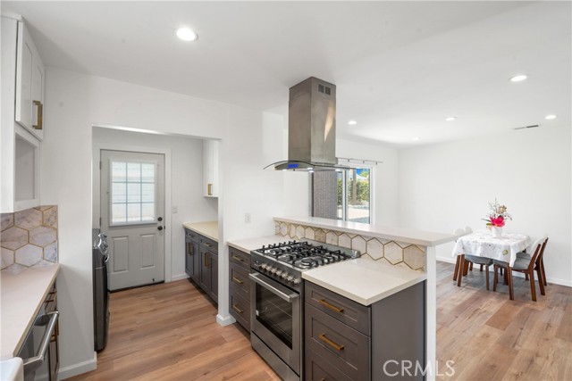 6091 Larchwood Drive, Huntington Beach CA: https://media.crmls.org/medias/fbb8d931-59e7-446b-865a-4261171fa629.jpg