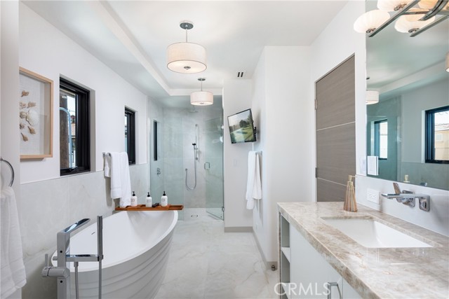 Detail Gallery Image 13 of 22 For 356 Dahlia Place, Corona Del Mar,  CA 92625 - 3 Beds | 3/2 Baths