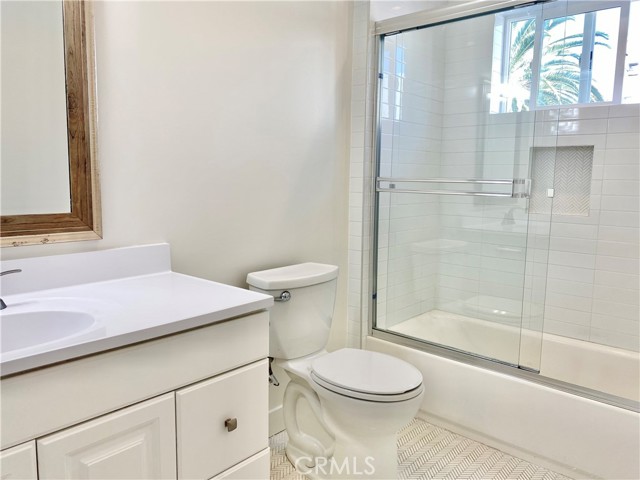 Detail Gallery Image 10 of 39 For 7327 Kester Ave #6,  Van Nuys,  CA 91405 - 4 Beds | 3/1 Baths