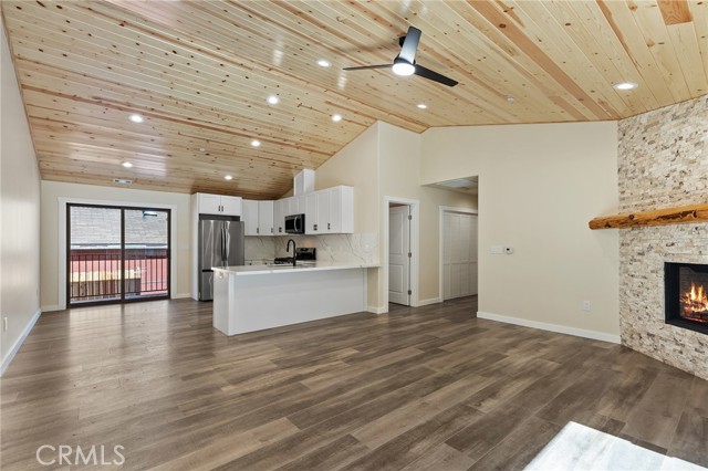 Detail Gallery Image 5 of 31 For 183 Moreno Lane, Sugarloaf,  CA 92386 - 3 Beds | 2 Baths