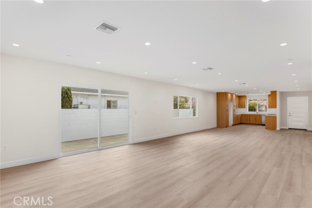 Detail Gallery Image 7 of 39 For 7040 Tyrone Ave, Van Nuys,  CA 91405 - 6 Beds | 4/1 Baths