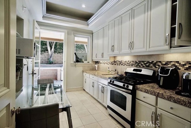 817 N Whittier Drive, Beverly Hills CA: https://media.crmls.org/medias/fbc1bc22-953e-4e4a-bb3c-eb777770a804.jpg