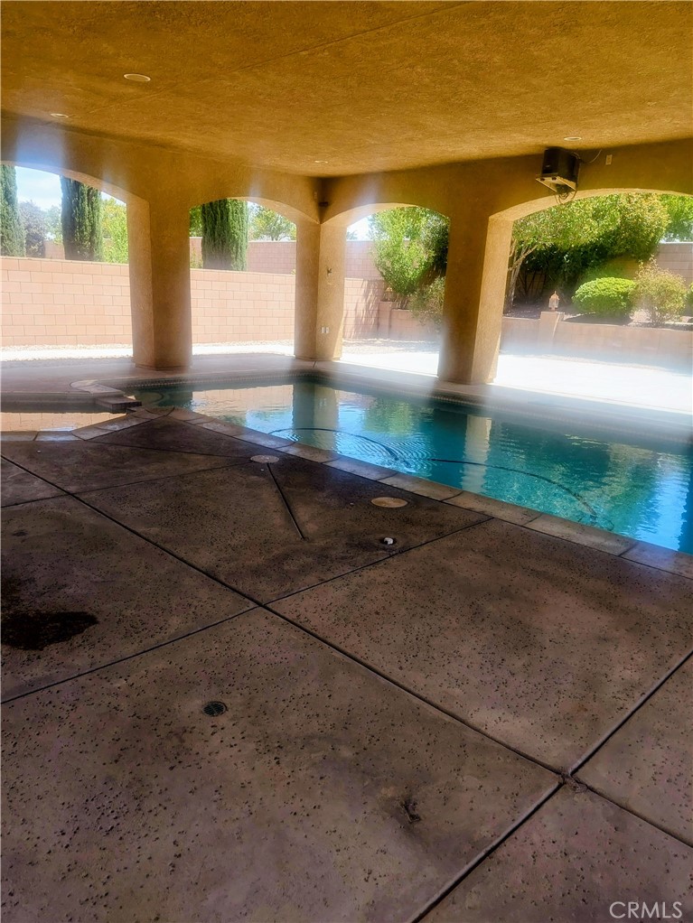 https://media.crmls.org/medias/fbc2b98a-cc73-4efd-b064-f527dd564b82.jpg?preset=X-Large