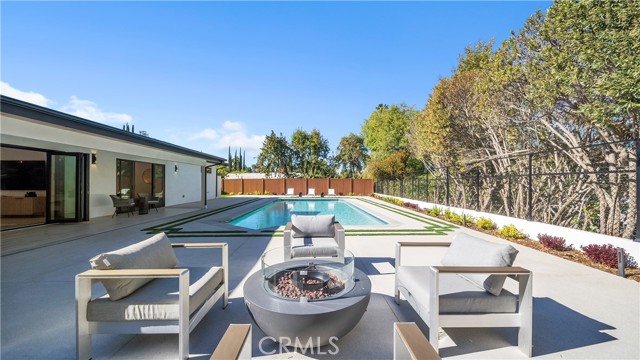 Detail Gallery Image 19 of 39 For 18829 Paseo Nuevo Dr, Tarzana,  CA 91356 - 4 Beds | 4/1 Baths