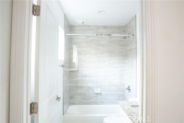 Detail Gallery Image 9 of 16 For 14614 Vanowen, Van Nuys,  CA 91405 - 4 Beds | 5 Baths