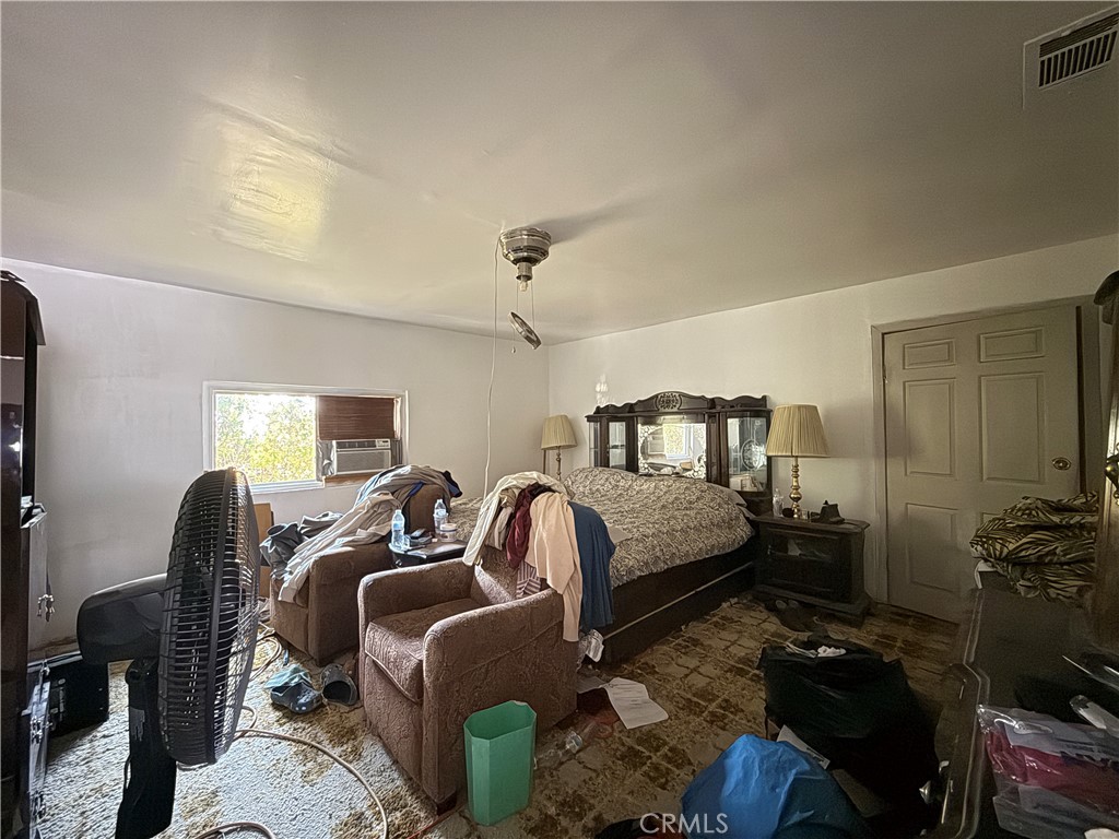 https://media.crmls.org/medias/fbcd8ff0-fa76-49d9-bc9b-7c4b438aea76.jpg?preset=X-Large