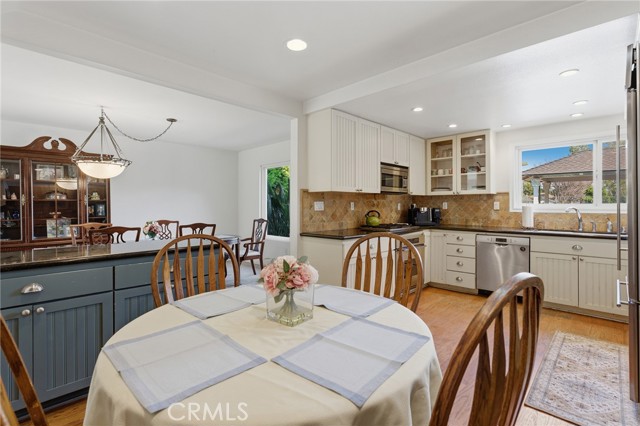 Detail Gallery Image 10 of 42 For 22963 Collins St, Woodland Hills,  CA 91367 - 5 Beds | 3 Baths