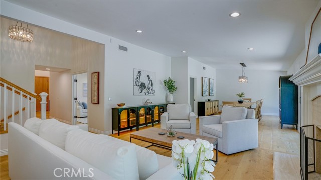 22914 Gershwin Drive, Woodland Hills CA: https://media.crmls.org/medias/fbce73fb-10d3-40af-9126-897f861a4e85.jpg