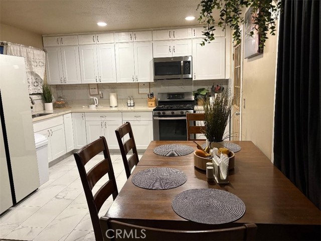 Detail Gallery Image 8 of 11 For 38226 Carolside, Palmdale,  CA 93550 - 3 Beds | 2 Baths