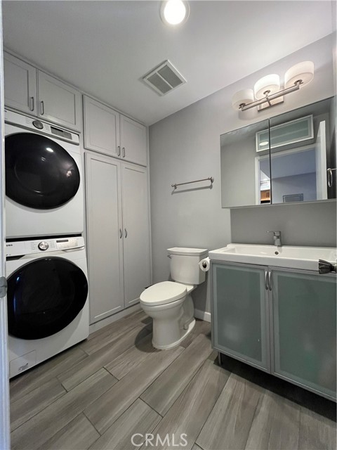 Detail Gallery Image 9 of 17 For 5456 Hermitage Ave #1,  Valley Village,  CA 91607 - 2 Beds | 2/1 Baths