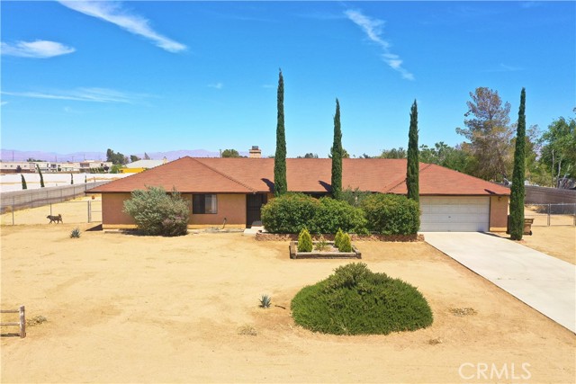 Detail Gallery Image 1 of 35 For 11969 Pinon Ave, Hesperia,  CA 92345 - 3 Beds | 2 Baths