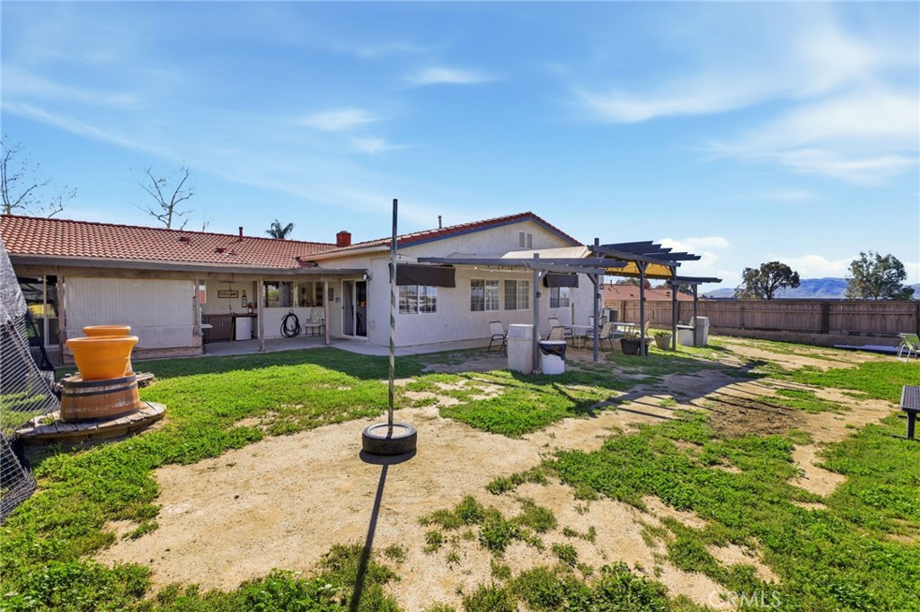 https://media.crmls.org/medias/fbdc27fe-4b7d-4d2e-a0c7-1fb164b25742.jpg?preset=X-Large