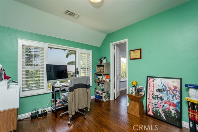 1967 Hilldale Drive, La Canada Flintridge CA: https://media.crmls.org/medias/fbdd81b9-4e52-4e10-b98e-91db913ca568.jpg