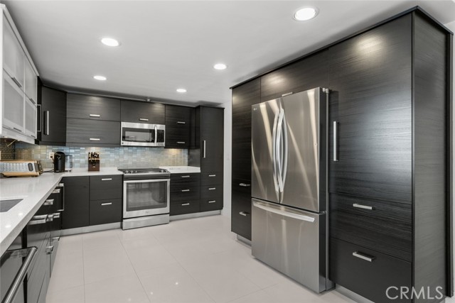 22835 Styles Street, Woodland Hills CA: https://media.crmls.org/medias/fbdf65a9-fb4a-4ddc-b46f-2f0429c8171c.jpg