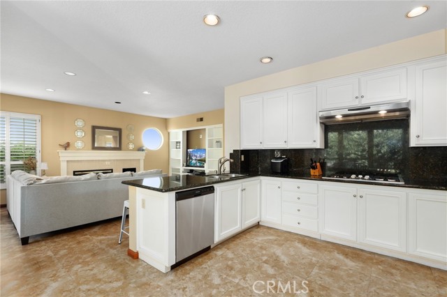 61 Summitcrest, Rancho Santa Margarita CA: https://media.crmls.org/medias/fbe1b48a-ab10-4e58-b543-350c8de81354.jpg