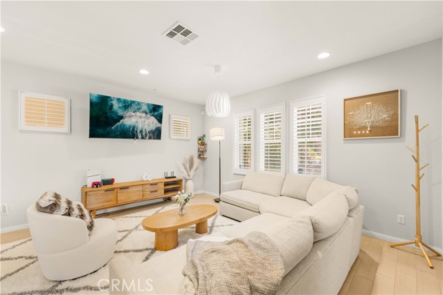 7169 Logsdon Drive, Eastvale CA: https://media.crmls.org/medias/fbe2acb5-1963-47e4-81b7-4f8e5a29bfb2.jpg