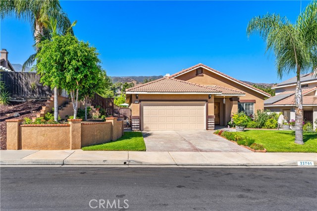 22701 Hannah Court, Corona CA: https://media.crmls.org/medias/fbe3bf4e-ad28-4dcb-91cf-62d0145d6507.jpg