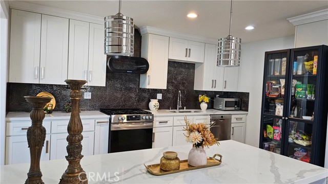 Detail Gallery Image 14 of 44 For 17912 Gridley Rd, Artesia,  CA 90701 - 4 Beds | 3 Baths