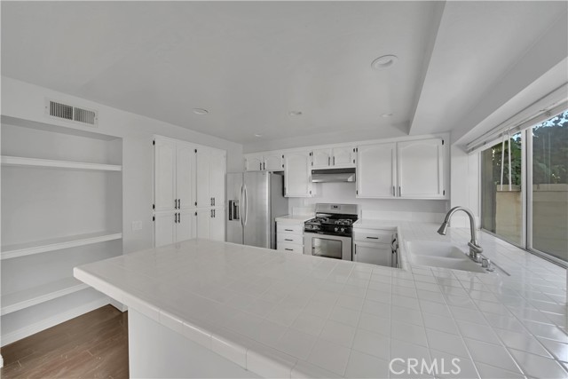 Detail Gallery Image 8 of 21 For 2565 Calle Benavente, Tustin,  CA 92782 - 3 Beds | 2/1 Baths