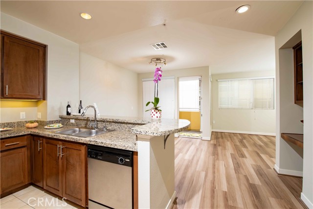 Detail Gallery Image 2 of 64 For 21301 Erwin St #237,  Woodland Hills,  CA 91367 - 2 Beds | 2 Baths