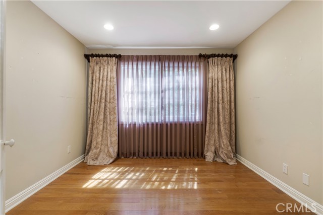 Detail Gallery Image 16 of 33 For 4525 Vista De Oro Ave, Woodland Hills,  CA 91364 - 5 Beds | 4/2 Baths