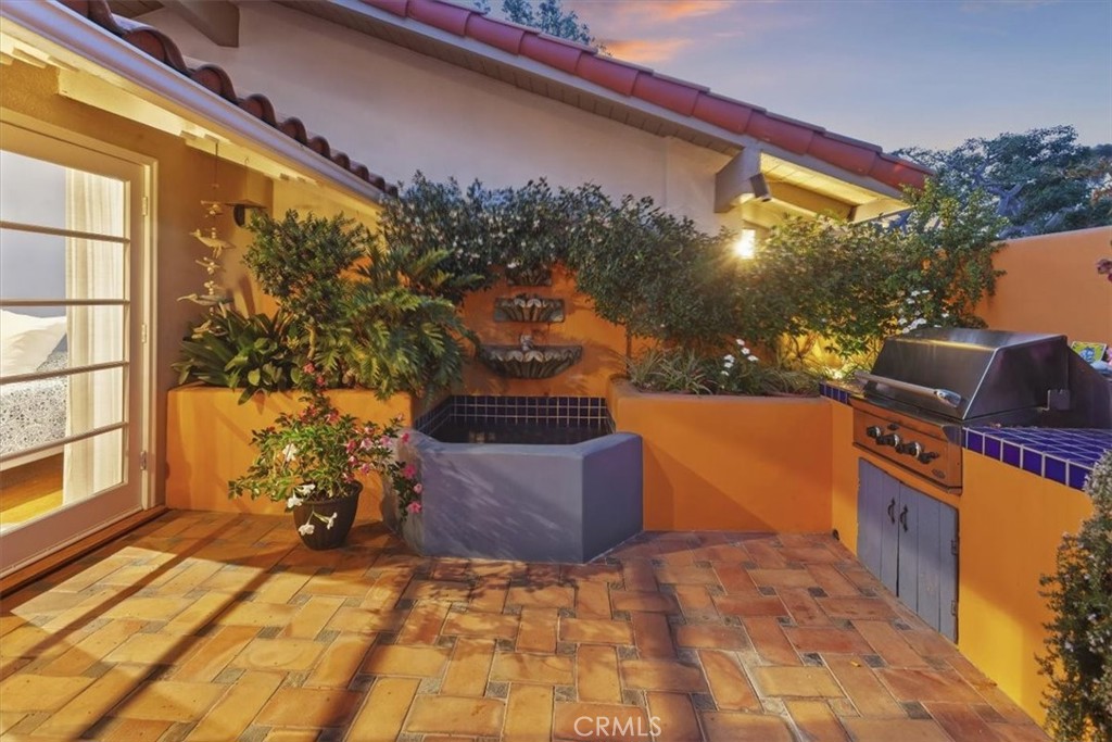 https://media.crmls.org/medias/fbf052f8-02dd-42eb-bcc3-a741e6569d62.jpg?preset=X-Large