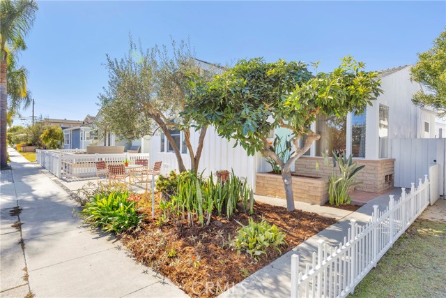 Detail Gallery Image 3 of 39 For 313 14th St, Seal Beach,  CA 90740 - 3 Beds | 2 Baths