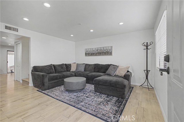 Detail Gallery Image 5 of 29 For 10894 Olinda St #109,  Sun Valley,  CA 91352 - 3 Beds | 3 Baths