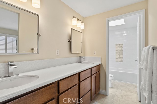 4 Navarre, Irvine CA: https://media.crmls.org/medias/fbf443a9-d68b-4949-985b-99cdb15a923a.jpg