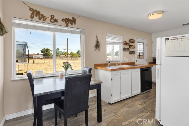 21822 Dotame Ave, Apple Valley CA: https://media.crmls.org/medias/fbf9d83b-d8fe-45eb-a19a-a90eab2abec9.jpg