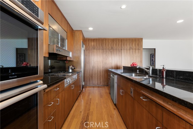 Detail Gallery Image 16 of 42 For 3511 Stonehill Pl, Sherman Oaks,  CA 91423 - 5 Beds | 3 Baths