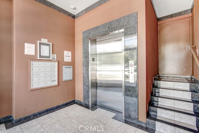 Detail Gallery Image 4 of 25 For 8614 Burton Way #204,  Los Angeles,  CA 90048 - 2 Beds | 2 Baths