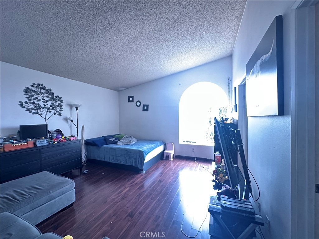 https://media.crmls.org/medias/fbfc9d86-a152-4cf7-82c2-0ad0b06ea274.jpg?preset=X-Large