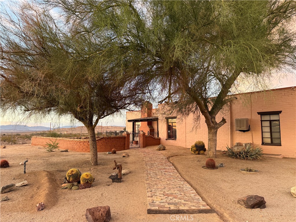 https://media.crmls.org/medias/fbfe24a6-ecd1-43b3-80e5-bc4ff12a270a.jpg?preset=X-Large