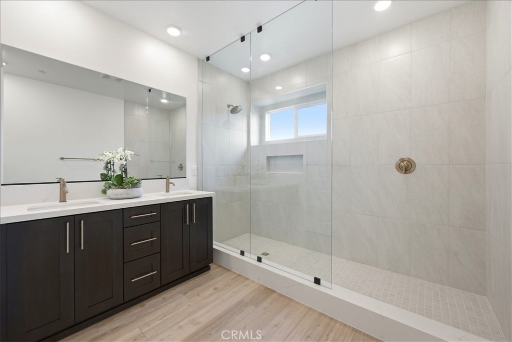 https://media.crmls.org/medias/fbfefad6-9491-4dbd-ab24-24864f3b9417.jpg?preset=X-Large