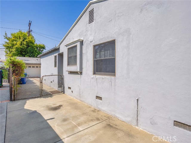 10348 Woodbridge Street, Toluca Lake CA: https://media.crmls.org/medias/fc045f6d-d257-420a-b401-6deecd2f9861.jpg