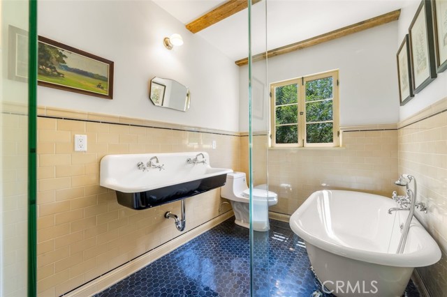 15113 Encanto Drive, Sherman Oaks CA: https://media.crmls.org/medias/fc06af6a-9a1f-4108-97e5-e70a473156b5.jpg