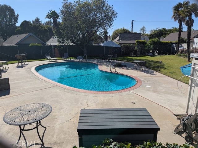 Detail Gallery Image 4 of 13 For 200 W 37th, Long Beach,  CA 90807 - 4 Beds | 4 Baths