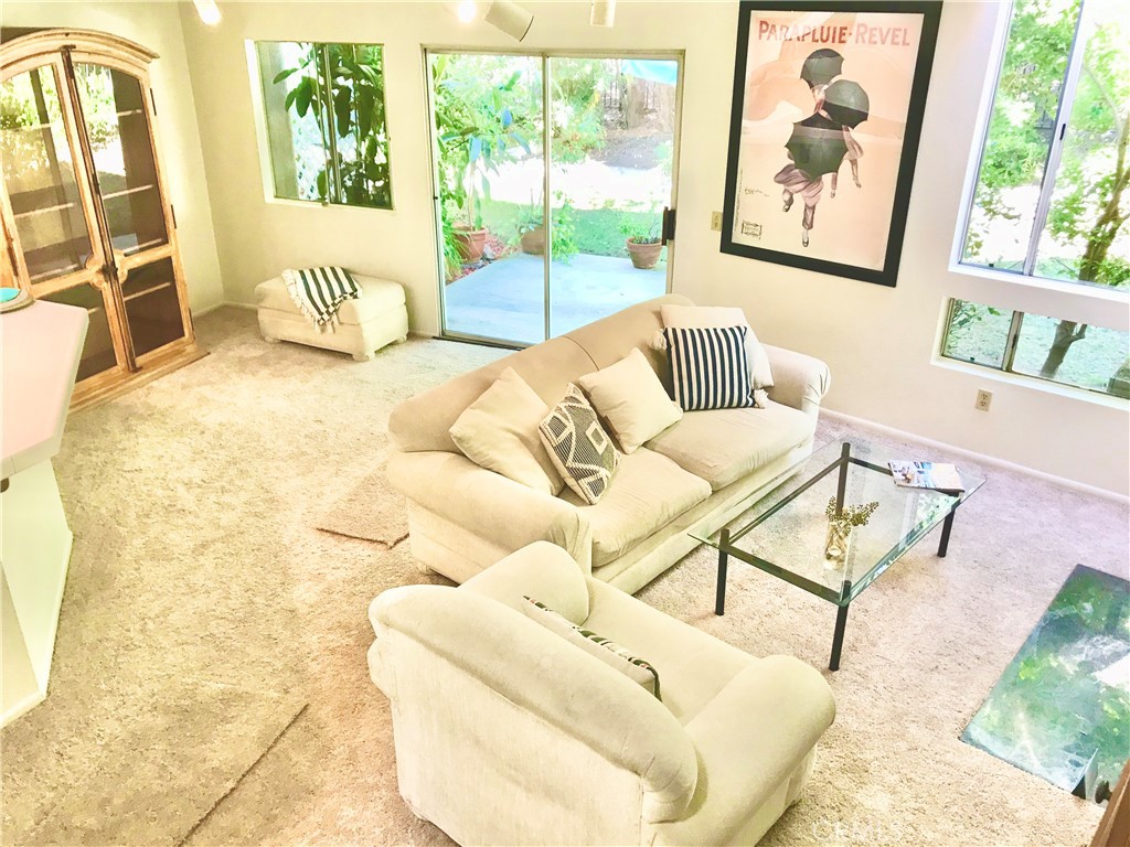 https://media.crmls.org/medias/fc0964af-c74a-42b7-8cca-a3d4b1d2c073.jpg?preset=X-Large