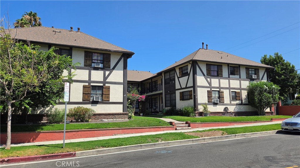 Apartment at - 457 W Elm