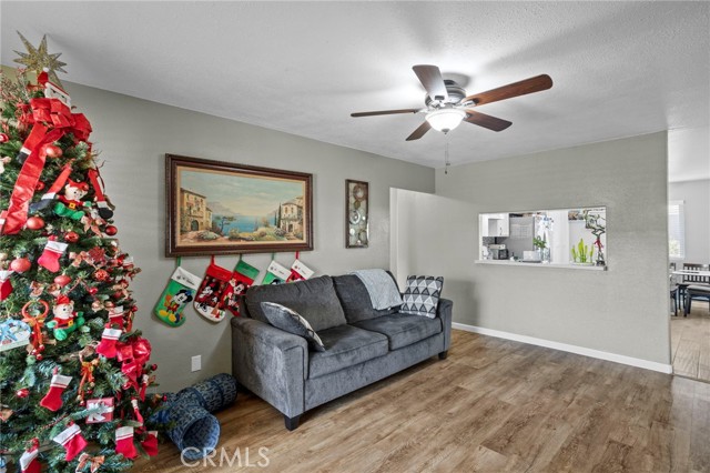 Detail Gallery Image 4 of 24 For 372 Red Cedar, Perris,  CA 92570 - 2 Beds | 2 Baths
