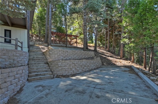 28545 Wabash Drive, Lake Arrowhead CA: https://media.crmls.org/medias/fc0b9347-de9d-4ad2-bff5-c3c043f3ad77.jpg