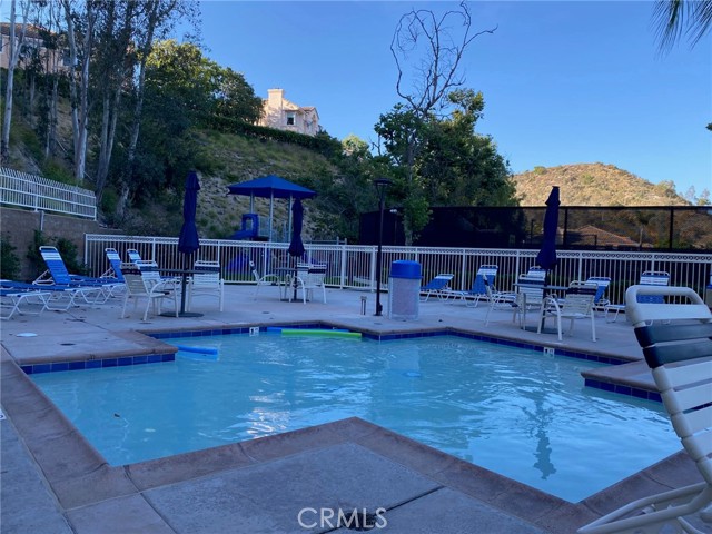 Detail Gallery Image 3 of 10 For 1000 Calle Allegre, Glendale,  CA 91208 - 4 Beds | 4 Baths