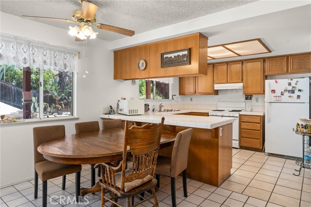 Kitchen Table Area or Optional Bar stool area