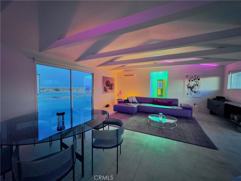 https://media.crmls.org/medias/fc0f9b03-4b65-4fb6-8620-f0cade99cd50.jpg?preset=X-Large