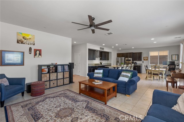 12200 White Rapids Way, Bakersfield CA: https://media.crmls.org/medias/fc105e70-999a-4283-8966-357fb39790d6.jpg