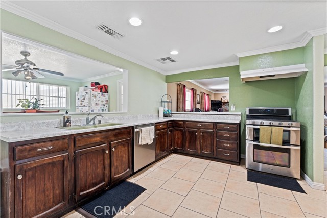 Detail Gallery Image 14 of 35 For 41009 17th, Palmdale,  CA 93551 - 5 Beds | 3 Baths