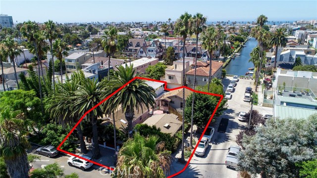 486 Carroll Avenue Venice, California 2309 Ocean Ave + 486 Carroll Ave are two side-by-side parcels situated adjacent to the Venice Canals. The properties consist of four total units, (1) 3-bed/2-bath SFR, (1) 2-bed/1-bath & (2) 1-bed/1-bath situated on a 5,401 Sf lot. Located in the heart of Silicon Beach, the property features three off-street parking spaces and a two-car garage. Given the property’s ideal location, strong unit mix, and significant upside rent potential, 2309 Ocean Avenue & 486 Carroll Avenue are excellent investment opportunities for any investor seeking growth, stability, and a hedge against inflation.