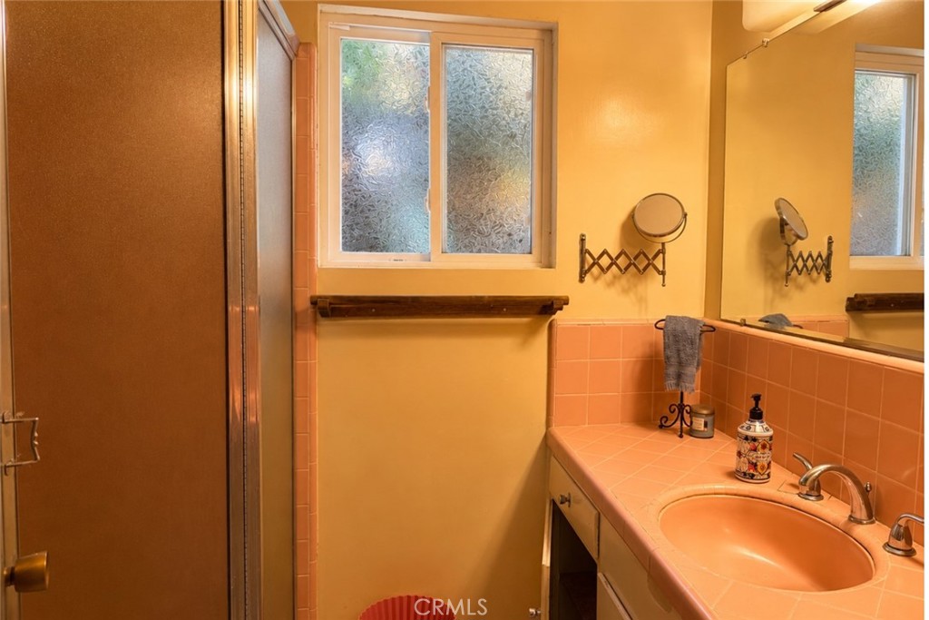 https://media.crmls.org/medias/fc13784b-c275-4569-989c-629d03d3069d.jpg?preset=X-Large