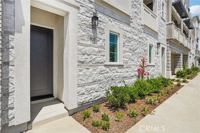 Detail Gallery Image 2 of 21 For 107 N First Ave, Upland,  CA 91786 - 3 Beds | 3 Baths